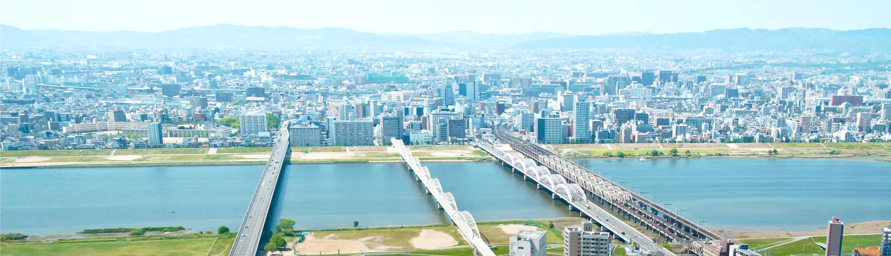 淀川と大阪の街並みの空撮